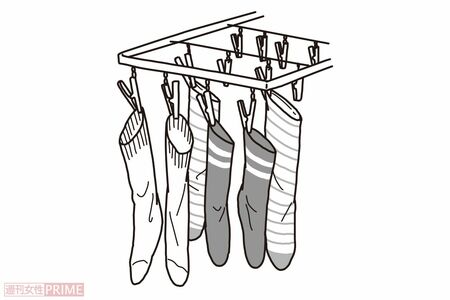 アイテム別干し方のコツ「靴下→筒状に」(イラスト/二階堂ちはる)