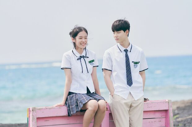 Netflixシリーズ『私たちのブルース』独占配信中