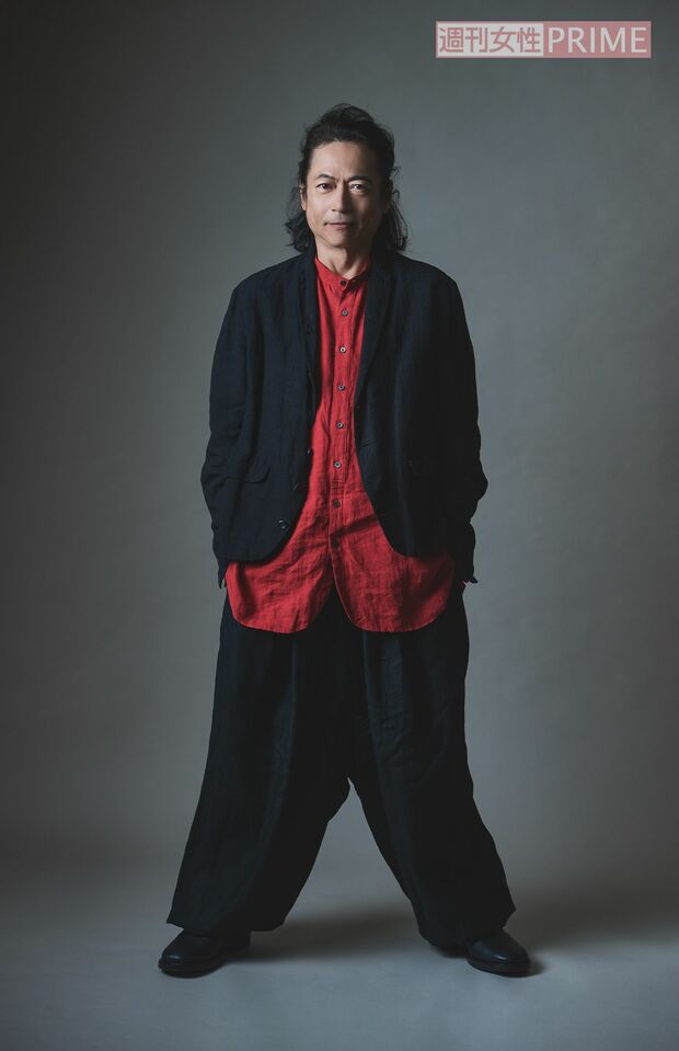 三上博史　撮影／廣瀬靖士　ヘアメイク／赤間賢次郎　スタイリング／勝見宣人（KoaHoleinc.）衣装協力／suzukitakayuki