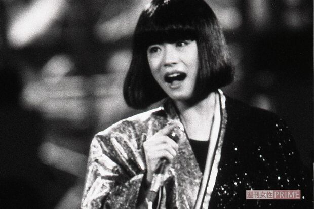 アレンジした着物にブーツを合わせ、ボブのウィッグで歌う中森明菜に魅せられた人は多い