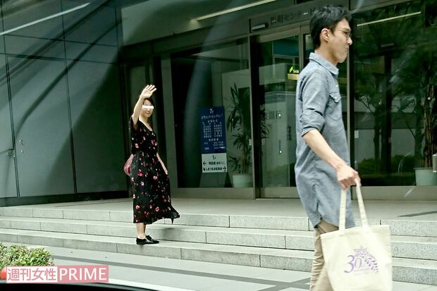 大沢に笑顔で手を振る彼女。彼の姿が楽屋口に消えるまで見送っていた