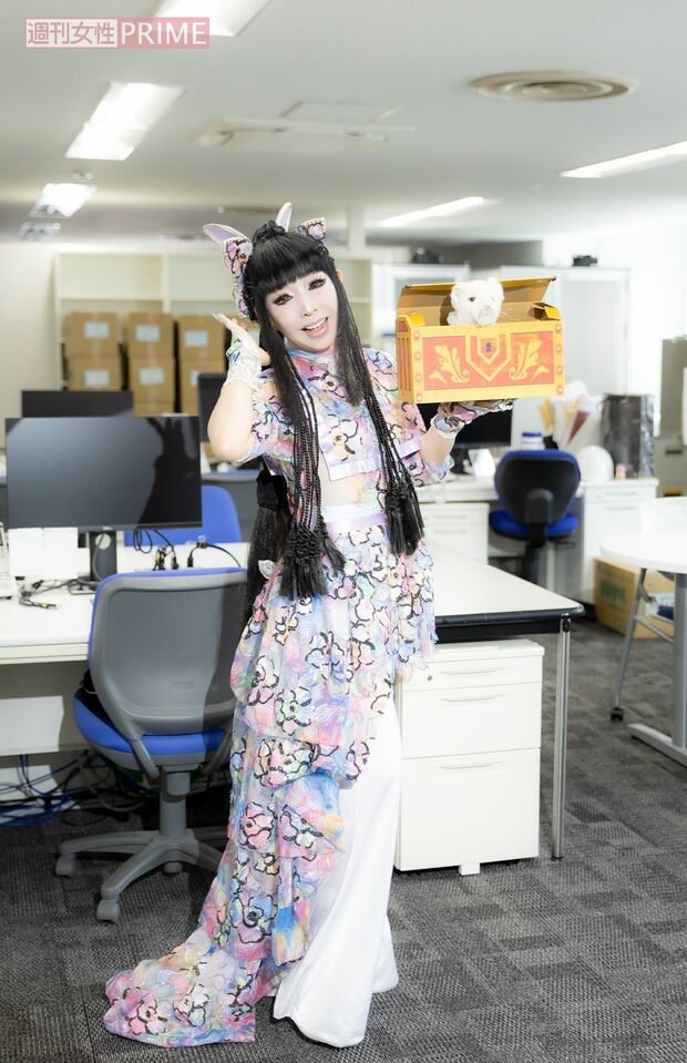 編集部を訪問したプリンセス天功　　撮影／矢島泰輔