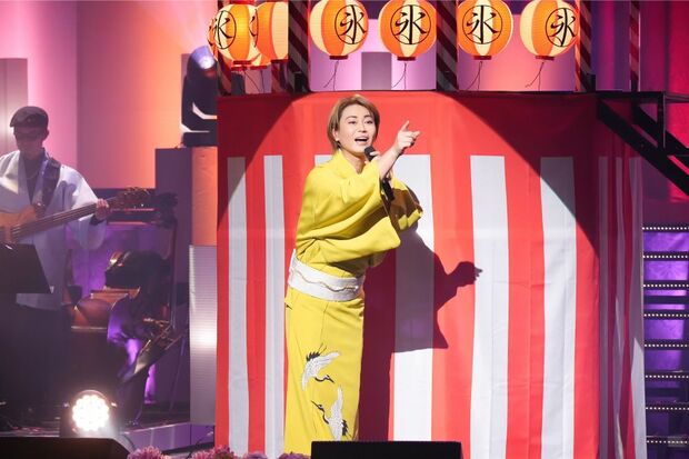 からし色の着流しで歌った『限界突破×サバイバー』は和楽器を取り入れたアレンジ