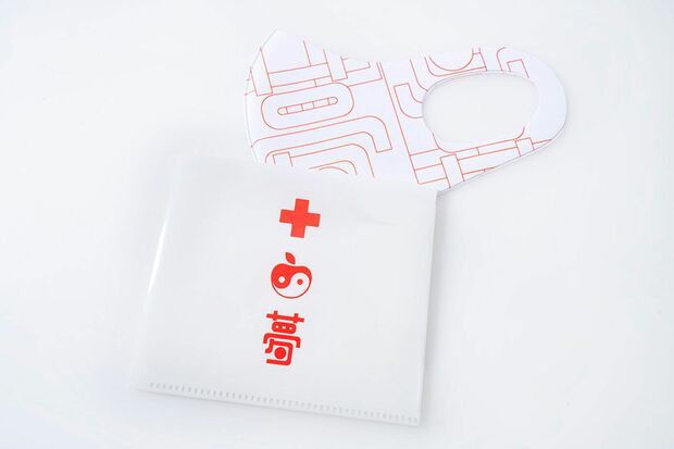 特典グッズ02赤十字マスクケース（ユニバーサル公式販売サイトより）