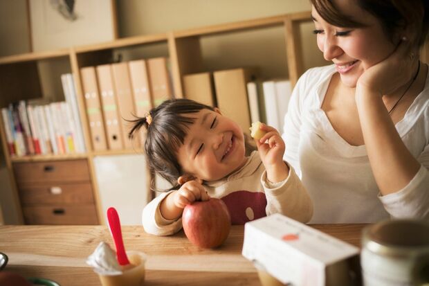 娘には自分で物事を選択させる。左右違う靴をはいて外出しようとしても「個性的でいいね」と否定しない　