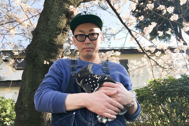 もずくのストレスにならないように注意深く抱く。（C）ひぐち君