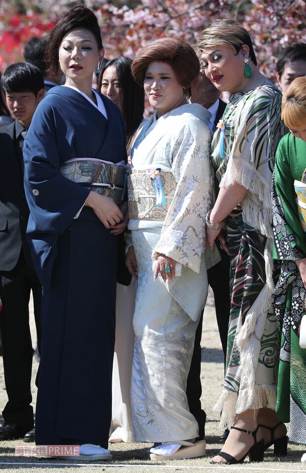 「桜を見る会」（2019年）で記念撮影をする、左からミッツ・マングローブ、IKKO、ナジャ・グランディーバ