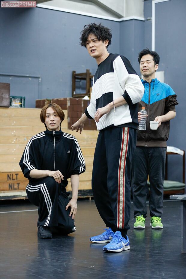 立つか座るか、少しの動きで日常にあふれる自然な面白さを追求　撮影／廣瀬靖士