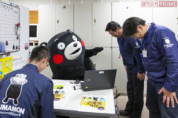 3月9、10日に熊本で開催する『くまモン誕生祭』のポスターを前に“部下”たちにダメ出し。「仕事がなっとらんモン」と言われて“部下”たちは頭を下げる