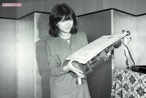 ゴールデンディスク賞「新人賞」を受賞しおじぎをする河合奈保子