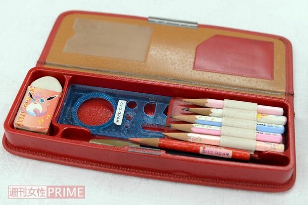 にいなちゃんの筆箱。きれいに鉛筆が削られている。冬休み明け、学校に行くのを楽しみにしていた少女の希望は突然犯人によって打ち砕かれた