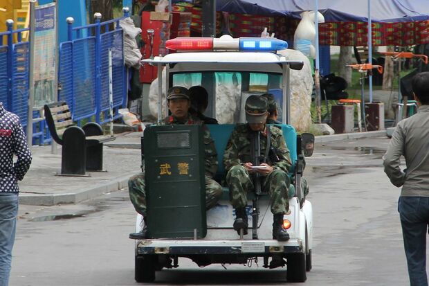 公園内を巡回する武装警察。物騒極まりない（撮影／関上武司）