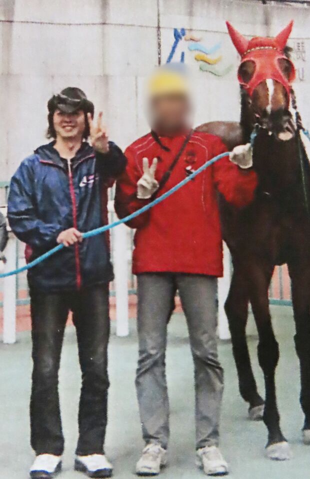 育成したピースファイブ号の初勝利にピースサインする関谷さん（左）＝関係者提供