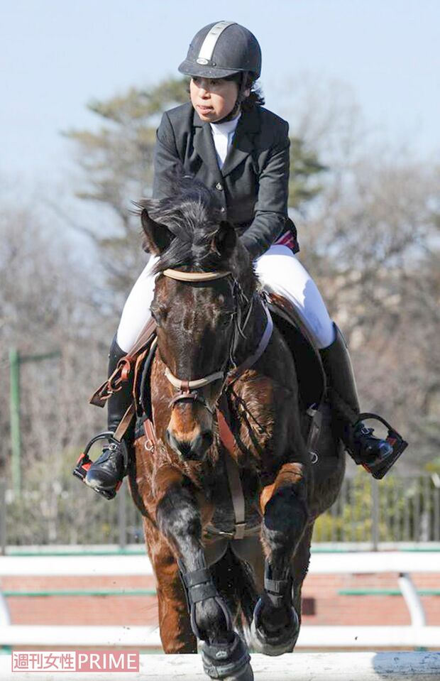 愛馬と写る田村容疑者（田村容疑者のFacebookより）
