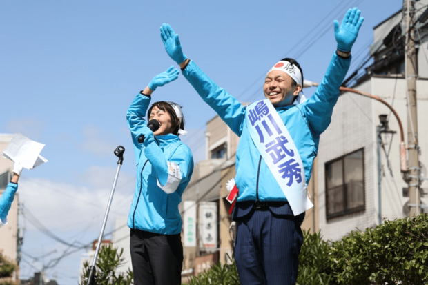 県議選では夫のために街頭に一緒に立ったり、集会に参加し応援演説をした