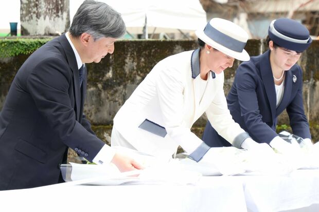 対馬丸事件の犠牲者を弔う小桜の塔に供花される両陛下と愛子さま(6月5日)