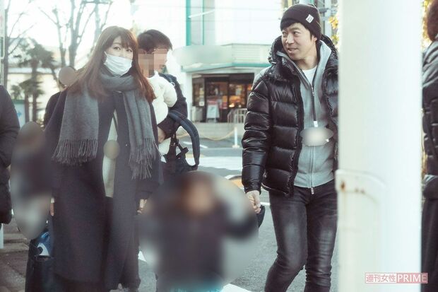 手を繋いで歩く東貴博・安めぐみ夫妻