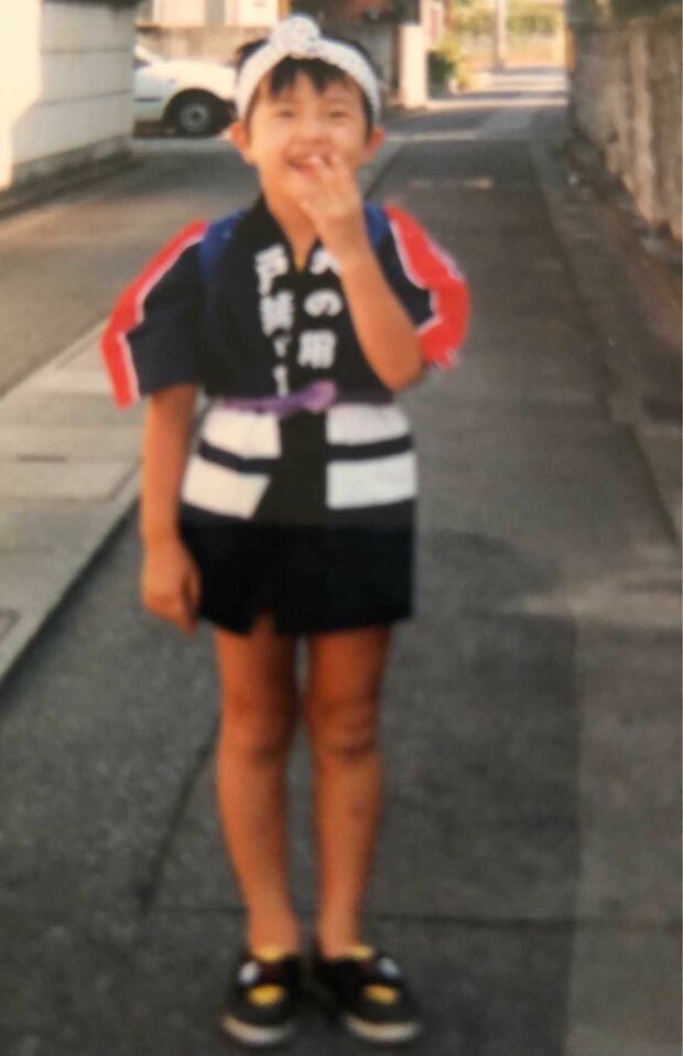 先生からも「変わっている」と言われた小学生時代。「もうひとつの（死の）世界を見に行く」と自殺騒動を起こしたことも　(c)MAGOCREATION