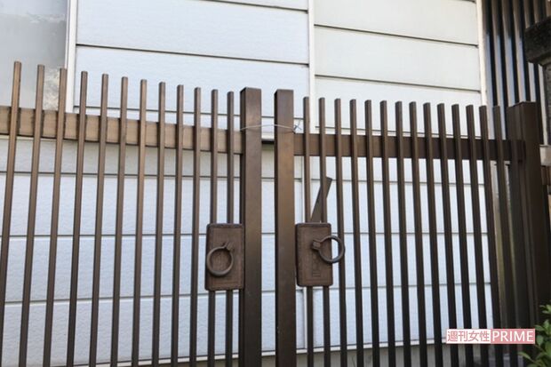 山上徹也容疑者の実家の門扉上部は針金で縛られていた