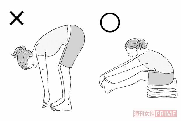 転倒、骨折の危険も！ 
立ったまま行う前屈は、不安定で転倒事故につながるおそれあり。少し高い段差に座り、身体の力を抜いて伸ばすのがコツ
