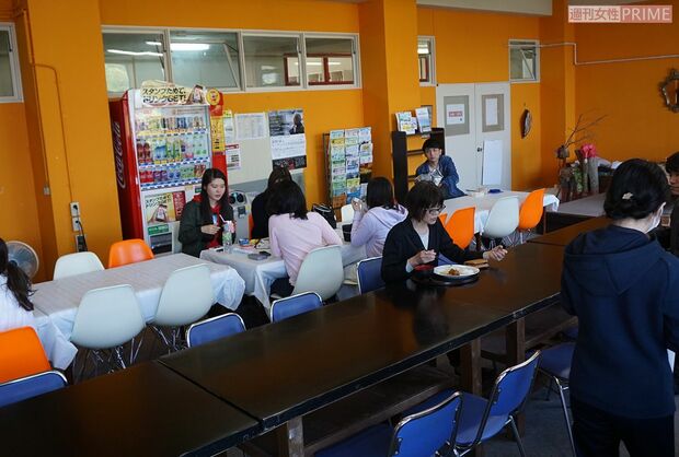 昼は生徒と教員が食堂でランチ