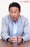 熱心にインタビューに答える宮本和知