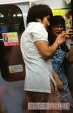 週刊女性がスクープした初のツーショット。ペアのリングとブレスレットを身につけ、横浜デート後に電車内で密着('16年10月)