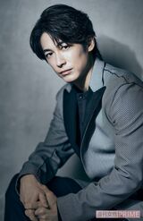 ディーン・フジオカ〈撮影／廣瀬靖士　ヘアメイク／花村枝美（MARVEE）　スタイリング／ISON KAWADA（IMPANNATORE）　衣装協力／TAE ASHIDA（jun ashida）〉