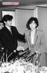 1989年12月31日、近藤真彦同席のもとで中森明菜は自殺未遂騒動を謝罪した