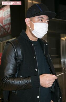 記者の名刺を芸人仲間に見せながら、不安げな表情で立ち去った