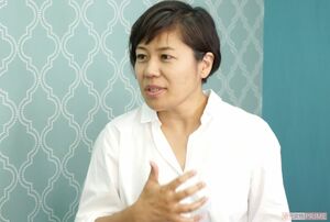 過去を語る青木さやかの表情は真剣そのもの