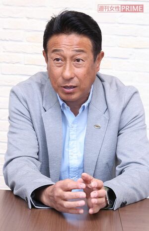 熱心にインタビューに答える宮本和知
