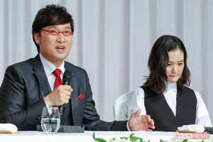 「魔性」発言をする山ちゃんと、涙をこらえる蒼井優