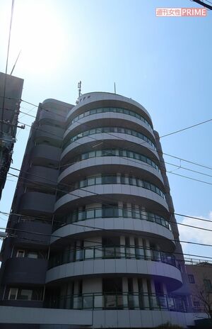 事件現場となったマンションの最上階の9階に、夫婦は子ども2人と住んでいたことも
