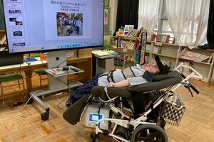 小学校でパワーポイントを使いながら、誰もが過ごしやすい社会について講演を行ったときの様子