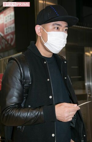 記者の名刺を芸人仲間に見せながら、不安げな表情で立ち去った