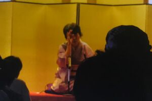 落語を披露する奥村さん。舞台に立つことは健康にもよい効果がある