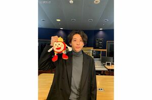 『めざましテレビ』番組キャラクターの『めざましくん』のぬいぐるみを雑に扱う高橋一生