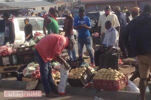 ヨハネスブルグ国際空港の北にあるテンビサという旧黒人居住区内。人口密度が高く、低〜中所得者が多い地区だ。ロックダウン中だが日中は多くの人が外に出ており、店があるところではソーシャルディスタンスは取られていない（高達潔さん提供写真）