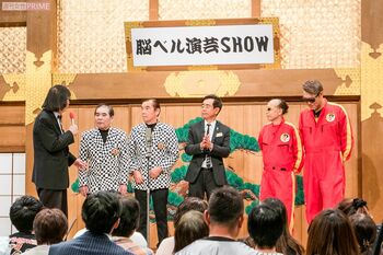 司会の大木凡人が、青空球児・好児と丁々発止の掛け合いを。お客さんの後頭部にも年代を感じる 撮影/矢島泰輔