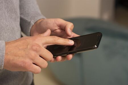 夫は直接会っていないから浮気じゃない、と思っていても妻からしてみると……※写真はイメージです