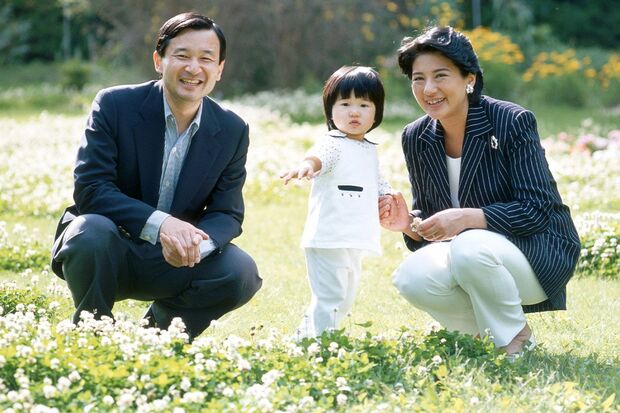 1歳の愛子さまのご近影。東宮御所のお庭でご両親と遊ばれて。平成15（2003）年5月