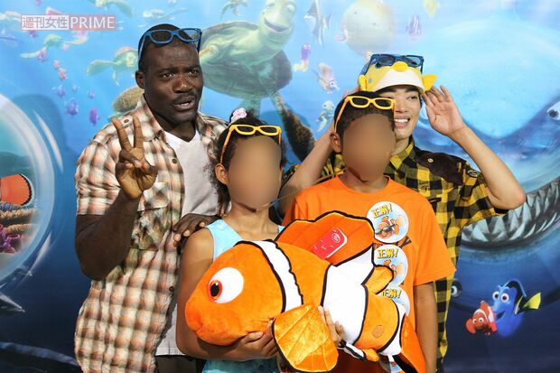 2012年9月、映画イベントに出席したボビーと2人の子ども