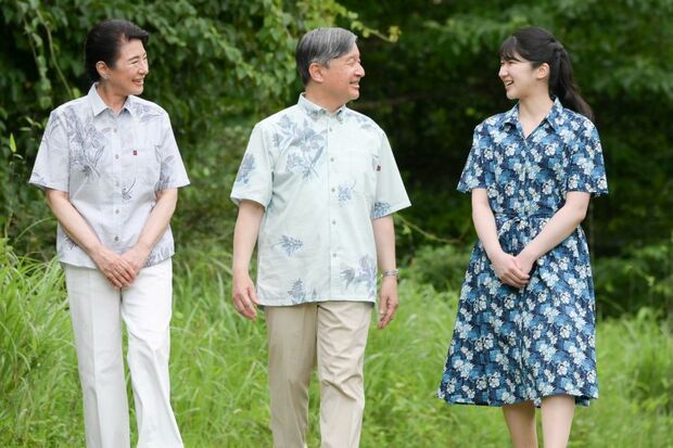 “かりゆし”を着用されたご一家。両陛下はおそろいのユリ柄シャツ、愛子さまはハイビスカス柄のワンピーススタイルを選ばれた　撮影／JMPA