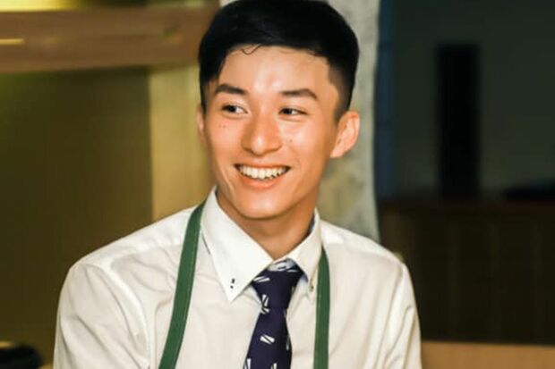 見習い時代の崎容疑者（SNSより）