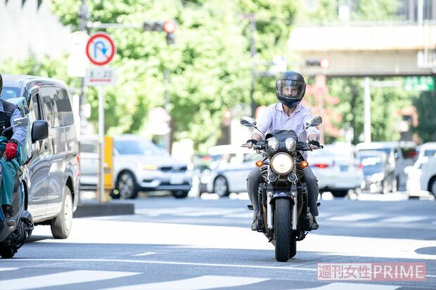 仕事の移動は愛車のバイク。空き時間が少しでもあれば、自宅に帰れる身軽さがお気に入り　撮影／伊藤和幸