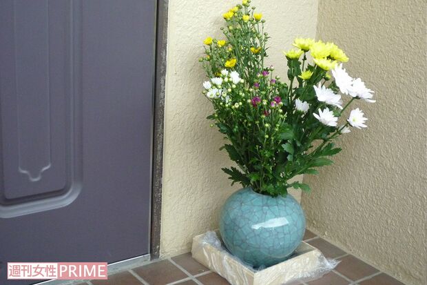 母・弟宅マンションの玄関前には、住人によって黄色や白の菊が手向けられていた
