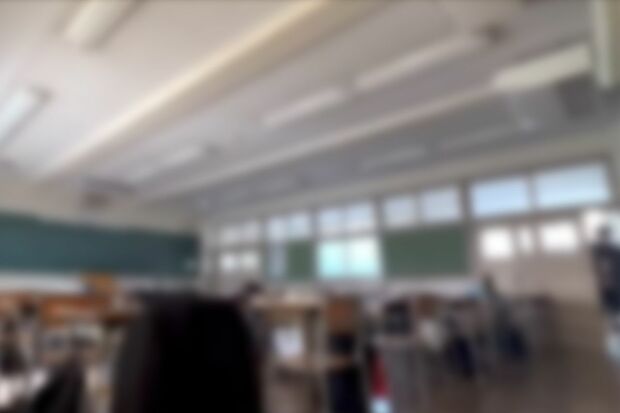 教室に入る窃盗犯 1/8（SNSより、以下同）