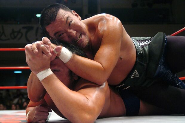 後楽園ホール。必殺技のSTFを決める