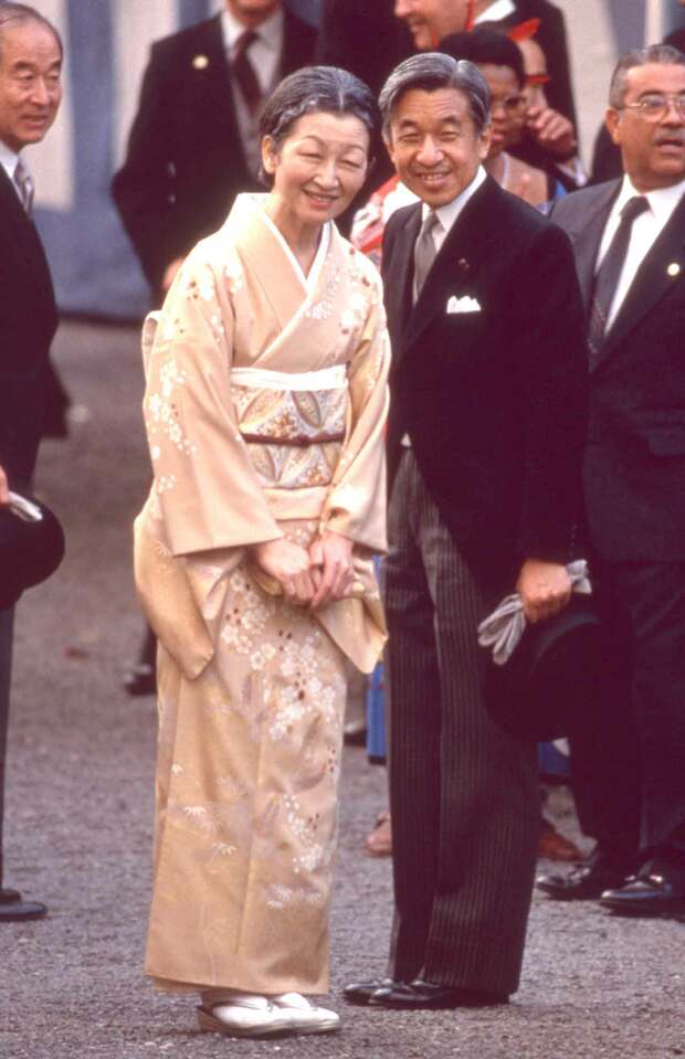 即位後の園遊会でも「梅」があしらわれたお着物を('90年11月)